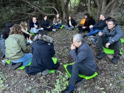 Colaboradores CMPC realizando meditación guiada bajo el bosque