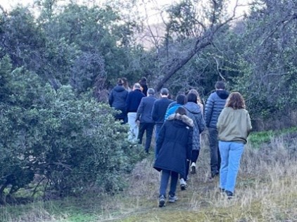 Caminata silenciosa por el bosque durante la sesión CMPC