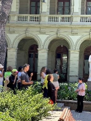Visita guiada frente a la Casa Central UC durante el ciclo